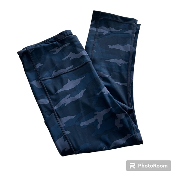 Athleta Ultimate Stash Pocket Navy Blue Camo Capri - Picture 6 of 9
